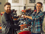 ragazzi si scambiano la chiave della moto