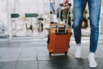 ragazzo_in_viaggio_con_trolley