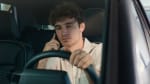 ragazzo_usa_smartphone_mentre_guida