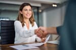 stretta_di_mano_tra_consulente_e_cliente