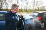 uomo_esce_dallauto_dopo_incidente