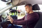 Uomo in auto che viene multato
