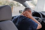 uomo_in_auto_con_dolore_al_collo