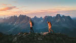 coppia fa hiking durante viaggio