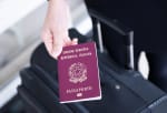 mano-che-tiene-passaporto-italiano