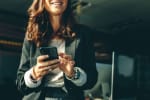 donna usa smartphone