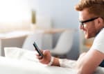 giovane uomo con smartphone