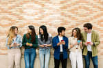 Gruppo di ragazzi al telefono Gruppo di ragazzi al telefono