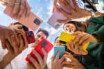 gruppo di ragazzi con smartphone