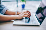 Mani che digitano sulla tastiera di un pc