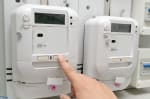 Mano che preme un pulsante sul contatore 