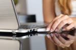 mano collega una chiavetta usb su un computer