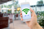 mano con cellulare in hotspot wifi