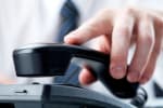 mano con ricevitore telefonico