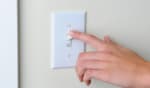 mano spegne interruttore della luce