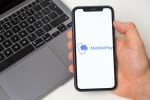 mano tiene smartphone con app mobilepay