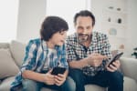 padre e figlio con smartphone padre e figlio con smartphone