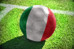 pallone da calcio con bandiera dell italia