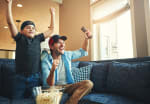 Papà e bambino guardano sport Papà e bambino guardano sport