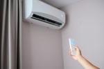 persona che accende aria condizonata