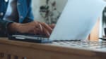 Persona che naviga in Internet
