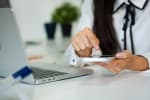 Persona con smartphone e pc