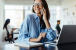 ragazza_che_parla_al_telefono_smartphone