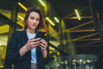 ragazza usa smartphone
