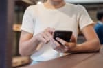 Ragazza che usa smartphone