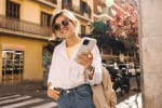 ragazza con telefono in ragazza con telefono in