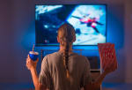 Ragazza guarda tv Ragazza guarda tv