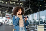 Ragazza in viaggio parla al telefono