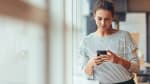 ragazza che usa smartphone