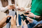 Ragazzi al cellulare Ragazzi al cellulare