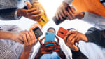 Ragazzi al cellulare Ragazzi al cellulare
