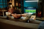 Ragazzo che guarda partita Ragazzo che guarda partita