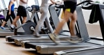 serie di tapis roulant con persone che corrono