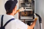 tecnico pulisce la caldaia