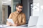 uomo che naviga in internet con pc e tablet