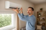 uomo monta condizionatore uomo monta condizionatore