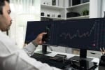Investitore controlla grafici 