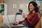 Ragazza a pc che effettua operazioni bancarie
