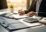 scrivania finanziaria con documenti e calcolatrice