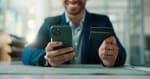 Uomo con carta di credito