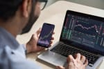 Uomo fa trading