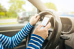 19 milioni di automobilisti italiani hanno commesso infrazioni nello scorso anno limiti di velocita uso del cellulare e mancata distanza le piu comuni