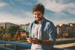 Ragazzo con smartphone Ragazzo con smartphone