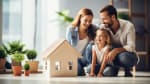 famiglia con modellino di casa famiglia con modellino di casa
