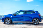 Renault Clio parcheggiata in strada