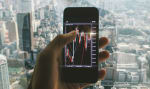 uomo d'affari fa trading dal suo ufficio